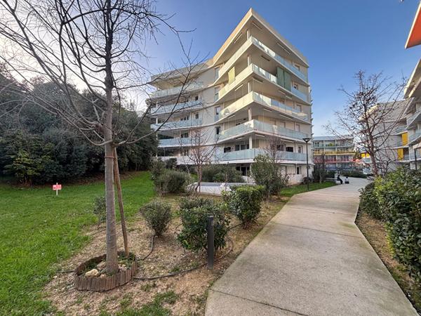 A vendre, Appartement Marseille 13ème Saint Mitre, garage, 4 pièces 80 m2, grande terrasse.