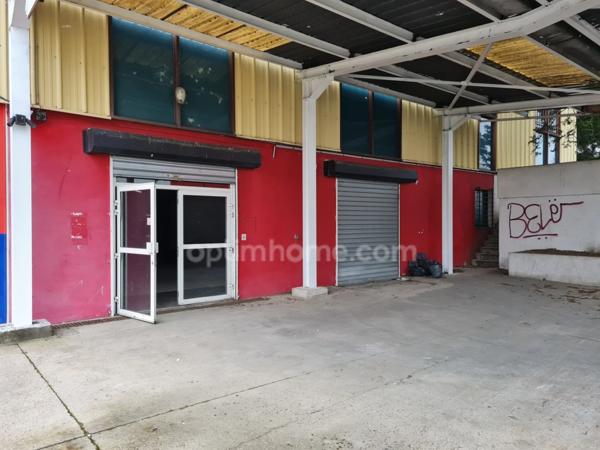 Local commercial de 500 m2 avec parking à louer à Orgeval au bord de la RN 13