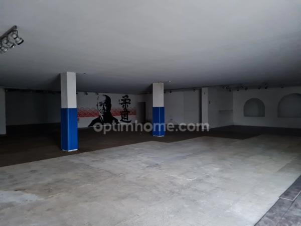 Local commercial de 500 m2 avec parking à louer à Orgeval au bord de la RN 13