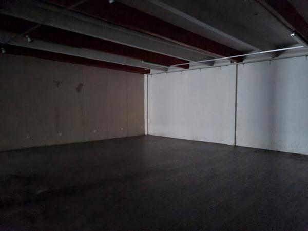 Local commercial de 500 m2 avec parking à louer à Orgeval au bord de la RN 13