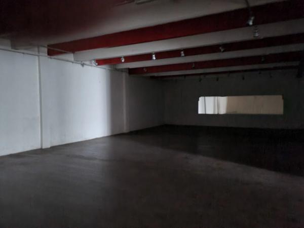 Local commercial de 500 m2 avec parking à louer à Orgeval au bord de la RN 13