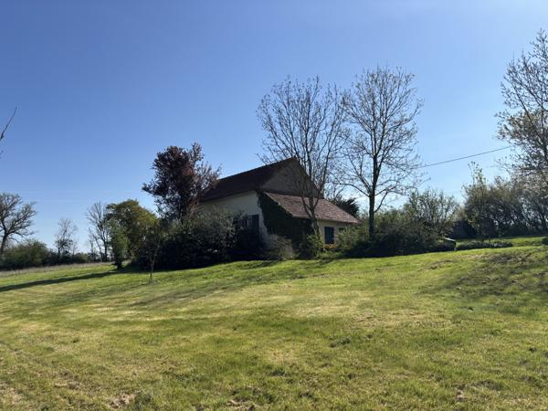 VENDU - Saint-Maur - Propriété de charme sur un terrain de 5623 m² avec vue imprenable et détails authent Saint-Maur (18270)