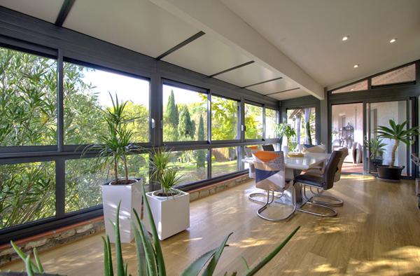 FOULAYRONNES - Charmante maison rénovée et lumineuse de 150m² avec vue, garage, abri voiture et jardin dans un environnement calme.