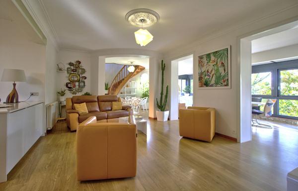 FOULAYRONNES - Charmante maison rénovée et lumineuse de 150m² avec vue, garage, abri voiture et jardin dans un environnement calme.