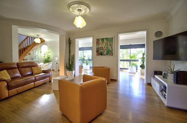 FOULAYRONNES - Charmante maison rénovée et lumineuse de 150m² avec vue, garage, abri voiture et jardin dans un environnement calme.