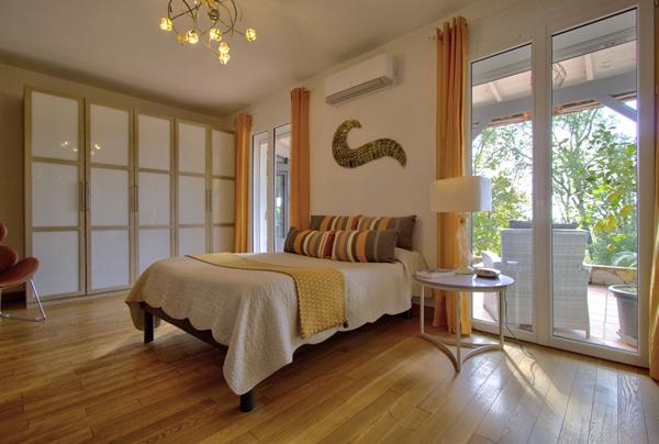 FOULAYRONNES - Charmante maison rénovée et lumineuse de 150m² avec vue, garage, abri voiture et jardin dans un environnement calme.