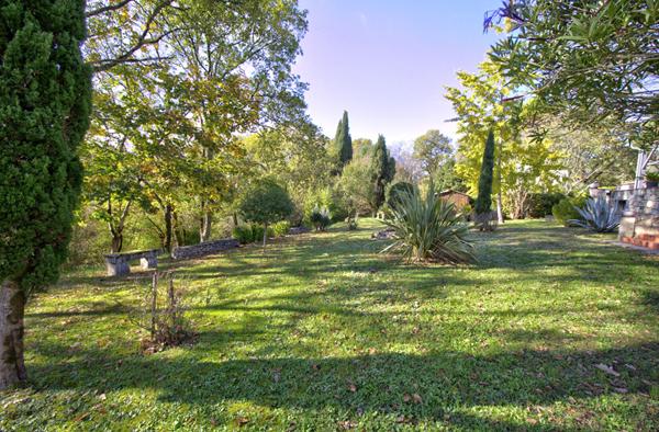 FOULAYRONNES - Charmante maison rénovée et lumineuse de 150m² avec vue, garage, abri voiture et jardin dans un environnement calme.