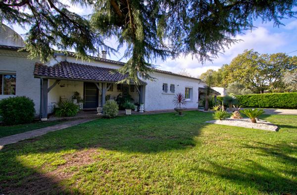 FOULAYRONNES - Charmante maison rénovée et lumineuse de 150m² avec vue, garage, abri voiture et jardin dans un environnement calme.