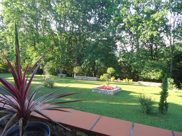 FOULAYRONNES - Charmante maison rénovée et lumineuse de 150m² avec vue, garage, abri voiture et jardin dans un environnement calme.