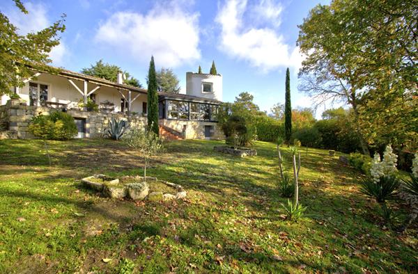 FOULAYRONNES - Charmante maison rénovée et lumineuse de 150m² avec vue, garage, abri voiture et jardin dans un environnement calme.