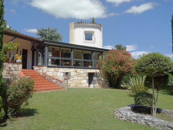 FOULAYRONNES - Charmante maison rénovée et lumineuse de 150m² avec vue, garage, abri voiture et jardin dans un environnement calme.