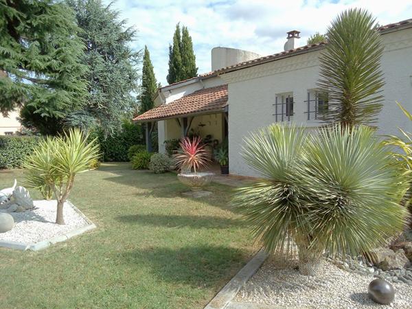 FOULAYRONNES - Charmante maison rénovée et lumineuse de 150m² avec vue, garage, abri voiture et jardin dans un environnement calme.