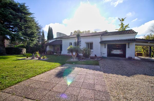 FOULAYRONNES - Charmante maison rénovée et lumineuse de 150m² avec vue, garage, abri voiture et jardin dans un environnement calme.