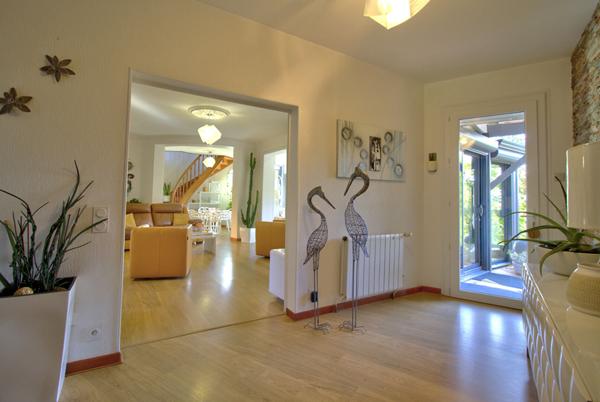 FOULAYRONNES - Charmante maison rénovée et lumineuse de 150m² avec vue, garage, abri voiture et jardin dans un environnement calme.