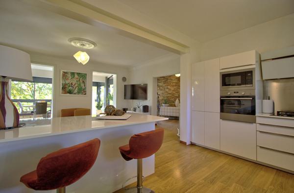 FOULAYRONNES - Charmante maison rénovée et lumineuse de 150m² avec vue, garage, abri voiture et jardin dans un environnement calme.