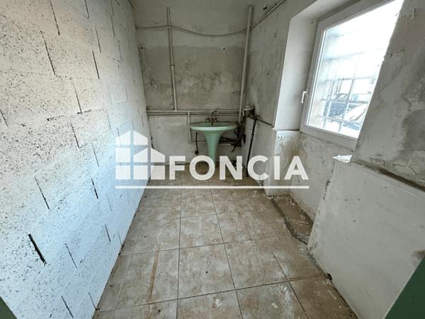 Location Local commercial 2 pièces 60 m² - 3 BIS RUE DES REBOUSSIERS PLACE DES AIRES Sommieres 30250