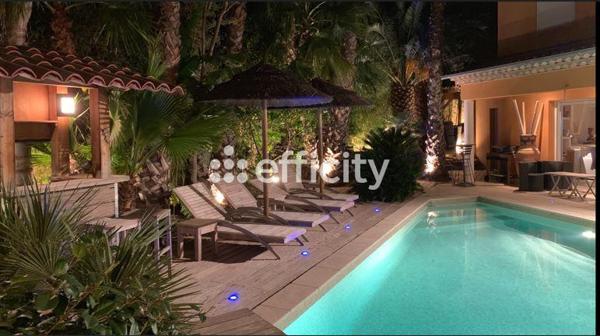 Maison
         5 pièces
        - 181 m² 997 000 € *