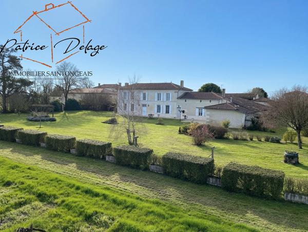 Maison de Maître et gîtes 417 000 € H.A.I.*