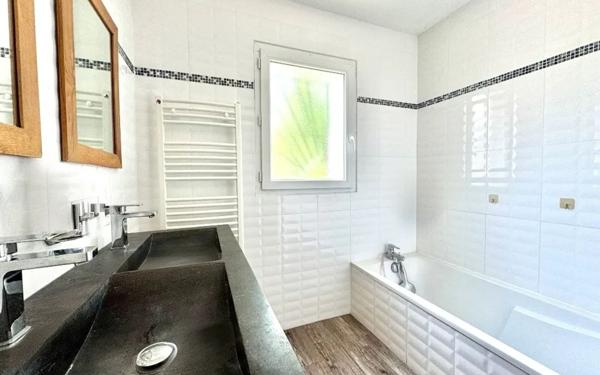 Maison à vendre    5 pièces •  Clarensac