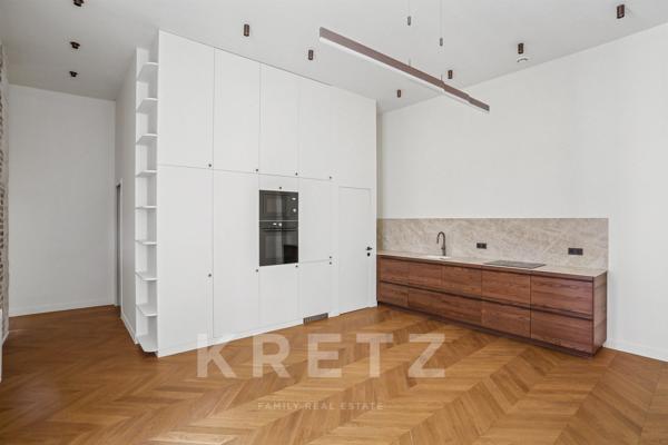 Appartement haussmanien rénové proche de la Mairie du 8ème