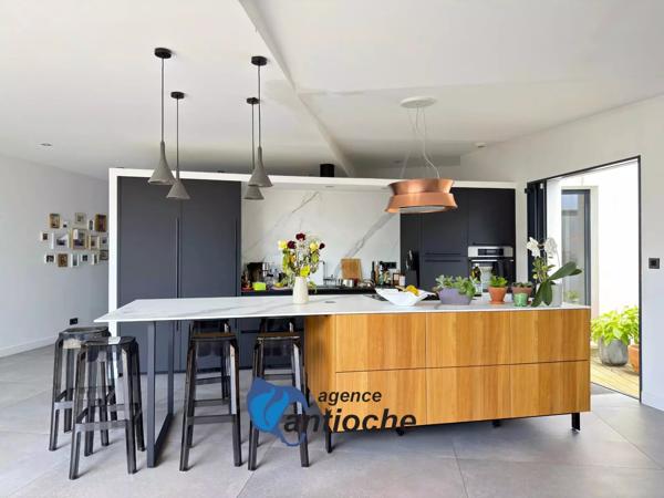Villa contemporaine de 6 pièces principales – 4 chambres – salle de jeux – piscine – garage – quartier Fétilly