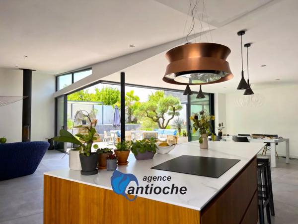 Villa contemporaine de 6 pièces principales – 4 chambres – salle de jeux – piscine – garage – quartier Fétilly