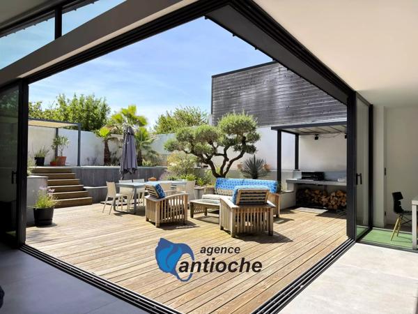 Villa contemporaine de 6 pièces principales – 4 chambres – salle de jeux – piscine – garage – quartier Fétilly