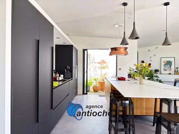 Villa contemporaine de 6 pièces principales – 4 chambres – salle de jeux – piscine – garage – quartier Fétilly