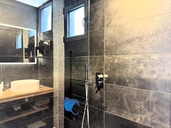 Villa contemporaine de 6 pièces principales – 4 chambres – salle de jeux – piscine – garage – quartier Fétilly