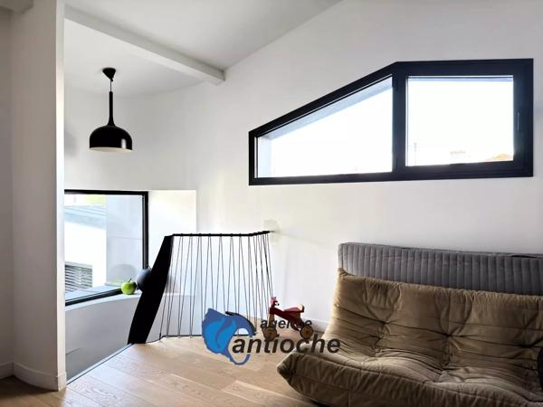 Villa contemporaine de 6 pièces principales – 4 chambres – salle de jeux – piscine – garage – quartier Fétilly