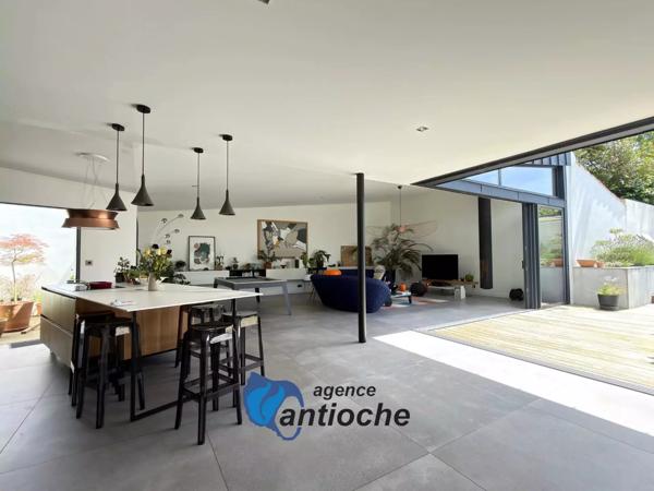 Villa contemporaine de 6 pièces principales – 4 chambres – salle de jeux – piscine – garage – quartier Fétilly