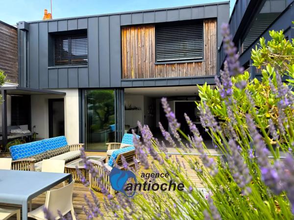 Villa contemporaine de 6 pièces principales – 4 chambres – salle de jeux – piscine – garage – quartier Fétilly