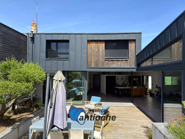 Villa contemporaine de 6 pièces principales – 4 chambres – salle de jeux – piscine – garage – quartier Fétilly