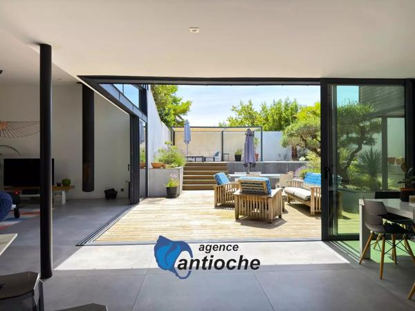 Villa contemporaine de 6 pièces principales – 4 chambres – salle de jeux – piscine – garage – quartier Fétilly