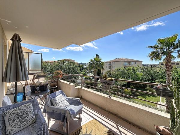 Magnifique T3 en étage avec terrasse plein Sud et piscine garage et parking