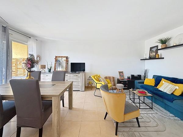 Magnifique T3 en étage avec terrasse plein Sud et piscine garage et parking