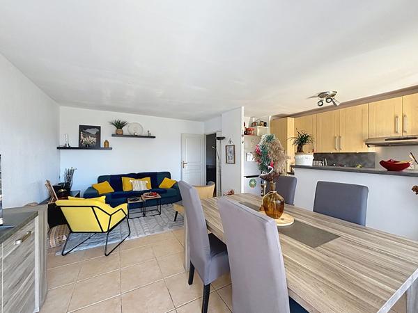 Magnifique T3 en étage avec terrasse plein Sud et piscine garage et parking