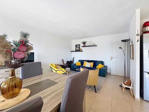 Magnifique T3 en étage avec terrasse plein Sud et piscine garage et parking