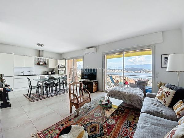 Idéalement situé en plein cœur d’Ajaccio, à seulement 50 mètres du cours Napoléon, découvrez ce magnifique appartement traversant d’environ 90 m², niché au sein d’une résidence sécurisée avec barrière d’accès et digicode, bénéficiant d’un parking collectif.

Entièrement rénové et repensé par un architecte, cet ancien T4 a été transformé en un élégant T3 offrant des volumes généreux, une circulation fluide et des prestations de qualité. Dès l’entrée, vous serez séduit par son vaste espace de vie baigné de lumière, composé d’un séjour ouvert sur une cuisine équipée contemporaine. Cet espace convivial se prolonge par une superbe terrasse offrant une vue exceptionnelle, dégagée et sans vis-à-vis sur la baie d’Ajaccio, un véritable écrin au quotidien.
L’appartement se compose également de deux belles chambres, un corridor avec placards, une salle de bains, une salle d'eau, un WC séparé, un dressing aménagé ainsi que d’une seconde terrasse apportant confort et fonctionnalité. Il dispose également d'une cave.

Des prestations soignées viennent compléter ce bien rare : climatisation réversible, double vitrages, volets roulants électriques, stores bannes électriques… Chaque détail a été pensé pour conjuguer confort moderne et qualité de vie.

Sa situation privilégiée permet de profiter pleinement de tous les atouts de la vie citadine : commerces, services, transports en commun, établissements scolaires (écoles, collèges et lycée) accessibles à proximité immédiate.

Un bien unique qui offre le meilleur du centre-ville : une adresse pratique, un intérieur élégant, des extérieurs agréables et une vue spectaculaire sur la baie d’Ajaccio… la vie urbaine sans ses contraintes.

Pour toute information et visite contactez Pierrine MURRONI - BSK Immobilier : 0617092828