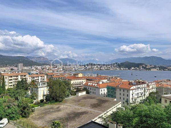 Idéalement situé en plein cœur d’Ajaccio, à seulement 50 mètres du cours Napoléon, découvrez ce magnifique appartement traversant d’environ 90 m², niché au sein d’une résidence sécurisée avec barrière d’accès et digicode, bénéficiant d’un parking collectif.

Entièrement rénové et repensé par un architecte, cet ancien T4 a été transformé en un élégant T3 offrant des volumes généreux, une circulation fluide et des prestations de qualité. Dès l’entrée, vous serez séduit par son vaste espace de vie baigné de lumière, composé d’un séjour ouvert sur une cuisine équipée contemporaine. Cet espace convivial se prolonge par une superbe terrasse offrant une vue exceptionnelle, dégagée et sans vis-à-vis sur la baie d’Ajaccio, un véritable écrin au quotidien.
L’appartement se compose également de deux belles chambres, un corridor avec placards, une salle de bains, une salle d'eau, un WC séparé, un dressing aménagé ainsi que d’une seconde terrasse apportant confort et fonctionnalité. Il dispose également d'une cave.

Des prestations soignées viennent compléter ce bien rare : climatisation réversible, double vitrages, volets roulants électriques, stores bannes électriques… Chaque détail a été pensé pour conjuguer confort moderne et qualité de vie.

Sa situation privilégiée permet de profiter pleinement de tous les atouts de la vie citadine : commerces, services, transports en commun, établissements scolaires (écoles, collèges et lycée) accessibles à proximité immédiate.

Un bien unique qui offre le meilleur du centre-ville : une adresse pratique, un intérieur élégant, des extérieurs agréables et une vue spectaculaire sur la baie d’Ajaccio… la vie urbaine sans ses contraintes.

Pour toute information et visite contactez Pierrine MURRONI - BSK Immobilier : 0617092828
