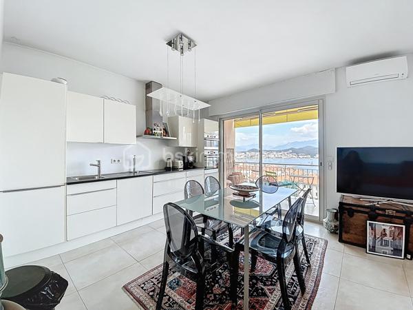 Idéalement situé en plein cœur d’Ajaccio, à seulement 50 mètres du cours Napoléon, découvrez ce magnifique appartement traversant d’environ 90 m², niché au sein d’une résidence sécurisée avec barrière d’accès et digicode, bénéficiant d’un parking collectif.

Entièrement rénové et repensé par un architecte, cet ancien T4 a été transformé en un élégant T3 offrant des volumes généreux, une circulation fluide et des prestations de qualité. Dès l’entrée, vous serez séduit par son vaste espace de vie baigné de lumière, composé d’un séjour ouvert sur une cuisine équipée contemporaine. Cet espace convivial se prolonge par une superbe terrasse offrant une vue exceptionnelle, dégagée et sans vis-à-vis sur la baie d’Ajaccio, un véritable écrin au quotidien.
L’appartement se compose également de deux belles chambres, un corridor avec placards, une salle de bains, une salle d'eau, un WC séparé, un dressing aménagé ainsi que d’une seconde terrasse apportant confort et fonctionnalité. Il dispose également d'une cave.

Des prestations soignées viennent compléter ce bien rare : climatisation réversible, double vitrages, volets roulants électriques, stores bannes électriques… Chaque détail a été pensé pour conjuguer confort moderne et qualité de vie.

Sa situation privilégiée permet de profiter pleinement de tous les atouts de la vie citadine : commerces, services, transports en commun, établissements scolaires (écoles, collèges et lycée) accessibles à proximité immédiate.

Un bien unique qui offre le meilleur du centre-ville : une adresse pratique, un intérieur élégant, des extérieurs agréables et une vue spectaculaire sur la baie d’Ajaccio… la vie urbaine sans ses contraintes.

Pour toute information et visite contactez Pierrine MURRONI - BSK Immobilier : 0617092828