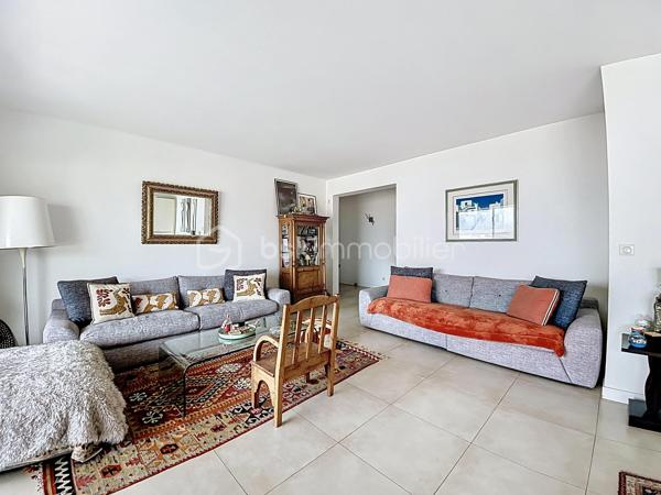 Idéalement situé en plein cœur d’Ajaccio, à seulement 50 mètres du cours Napoléon, découvrez ce magnifique appartement traversant d’environ 90 m², niché au sein d’une résidence sécurisée avec barrière d’accès et digicode, bénéficiant d’un parking collectif.

Entièrement rénové et repensé par un architecte, cet ancien T4 a été transformé en un élégant T3 offrant des volumes généreux, une circulation fluide et des prestations de qualité. Dès l’entrée, vous serez séduit par son vaste espace de vie baigné de lumière, composé d’un séjour ouvert sur une cuisine équipée contemporaine. Cet espace convivial se prolonge par une superbe terrasse offrant une vue exceptionnelle, dégagée et sans vis-à-vis sur la baie d’Ajaccio, un véritable écrin au quotidien.
L’appartement se compose également de deux belles chambres, un corridor avec placards, une salle de bains, une salle d'eau, un WC séparé, un dressing aménagé ainsi que d’une seconde terrasse apportant confort et fonctionnalité. Il dispose également d'une cave.

Des prestations soignées viennent compléter ce bien rare : climatisation réversible, double vitrages, volets roulants électriques, stores bannes électriques… Chaque détail a été pensé pour conjuguer confort moderne et qualité de vie.

Sa situation privilégiée permet de profiter pleinement de tous les atouts de la vie citadine : commerces, services, transports en commun, établissements scolaires (écoles, collèges et lycée) accessibles à proximité immédiate.

Un bien unique qui offre le meilleur du centre-ville : une adresse pratique, un intérieur élégant, des extérieurs agréables et une vue spectaculaire sur la baie d’Ajaccio… la vie urbaine sans ses contraintes.

Pour toute information et visite contactez Pierrine MURRONI - BSK Immobilier : 0617092828