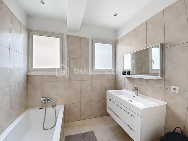 Idéalement situé en plein cœur d’Ajaccio, à seulement 50 mètres du cours Napoléon, découvrez ce magnifique appartement traversant d’environ 90 m², niché au sein d’une résidence sécurisée avec barrière d’accès et digicode, bénéficiant d’un parking collectif.

Entièrement rénové et repensé par un architecte, cet ancien T4 a été transformé en un élégant T3 offrant des volumes généreux, une circulation fluide et des prestations de qualité. Dès l’entrée, vous serez séduit par son vaste espace de vie baigné de lumière, composé d’un séjour ouvert sur une cuisine équipée contemporaine. Cet espace convivial se prolonge par une superbe terrasse offrant une vue exceptionnelle, dégagée et sans vis-à-vis sur la baie d’Ajaccio, un véritable écrin au quotidien.
L’appartement se compose également de deux belles chambres, un corridor avec placards, une salle de bains, une salle d'eau, un WC séparé, un dressing aménagé ainsi que d’une seconde terrasse apportant confort et fonctionnalité. Il dispose également d'une cave.

Des prestations soignées viennent compléter ce bien rare : climatisation réversible, double vitrages, volets roulants électriques, stores bannes électriques… Chaque détail a été pensé pour conjuguer confort moderne et qualité de vie.

Sa situation privilégiée permet de profiter pleinement de tous les atouts de la vie citadine : commerces, services, transports en commun, établissements scolaires (écoles, collèges et lycée) accessibles à proximité immédiate.

Un bien unique qui offre le meilleur du centre-ville : une adresse pratique, un intérieur élégant, des extérieurs agréables et une vue spectaculaire sur la baie d’Ajaccio… la vie urbaine sans ses contraintes.

Pour toute information et visite contactez Pierrine MURRONI - BSK Immobilier : 0617092828