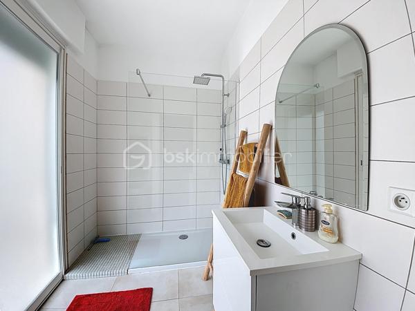 Idéalement situé en plein cœur d’Ajaccio, à seulement 50 mètres du cours Napoléon, découvrez ce magnifique appartement traversant d’environ 90 m², niché au sein d’une résidence sécurisée avec barrière d’accès et digicode, bénéficiant d’un parking collectif.

Entièrement rénové et repensé par un architecte, cet ancien T4 a été transformé en un élégant T3 offrant des volumes généreux, une circulation fluide et des prestations de qualité. Dès l’entrée, vous serez séduit par son vaste espace de vie baigné de lumière, composé d’un séjour ouvert sur une cuisine équipée contemporaine. Cet espace convivial se prolonge par une superbe terrasse offrant une vue exceptionnelle, dégagée et sans vis-à-vis sur la baie d’Ajaccio, un véritable écrin au quotidien.
L’appartement se compose également de deux belles chambres, un corridor avec placards, une salle de bains, une salle d'eau, un WC séparé, un dressing aménagé ainsi que d’une seconde terrasse apportant confort et fonctionnalité. Il dispose également d'une cave.

Des prestations soignées viennent compléter ce bien rare : climatisation réversible, double vitrages, volets roulants électriques, stores bannes électriques… Chaque détail a été pensé pour conjuguer confort moderne et qualité de vie.

Sa situation privilégiée permet de profiter pleinement de tous les atouts de la vie citadine : commerces, services, transports en commun, établissements scolaires (écoles, collèges et lycée) accessibles à proximité immédiate.

Un bien unique qui offre le meilleur du centre-ville : une adresse pratique, un intérieur élégant, des extérieurs agréables et une vue spectaculaire sur la baie d’Ajaccio… la vie urbaine sans ses contraintes.

Pour toute information et visite contactez Pierrine MURRONI - BSK Immobilier : 0617092828