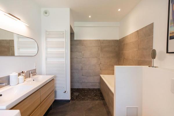 Maison de ville rénovée, volumes traversants et jardin paysagé