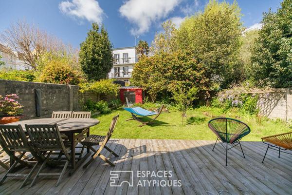 Maison de ville rénovée, volumes traversants et jardin paysagé
