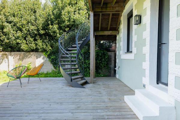 Maison de ville rénovée, volumes traversants et jardin paysagé