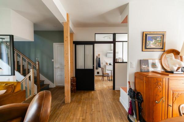 Maison de ville rénovée, volumes traversants et jardin paysagé