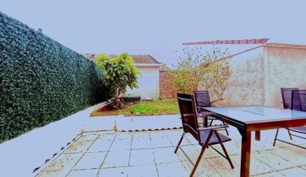 Maison/Appartement triplex 5 Pièces – 97 m² (83,45 m² Carrez) - 3 chambres + 1 ch de 19 m² dans les combles aménagées ( 6 m² carrez) - Séjour 20 m² - Cuisine semi-ouverte 9 m² - Terrasse 50 m² - Balcon 3 m² - 1 box fermé - 1 parking boxable - 1 cave