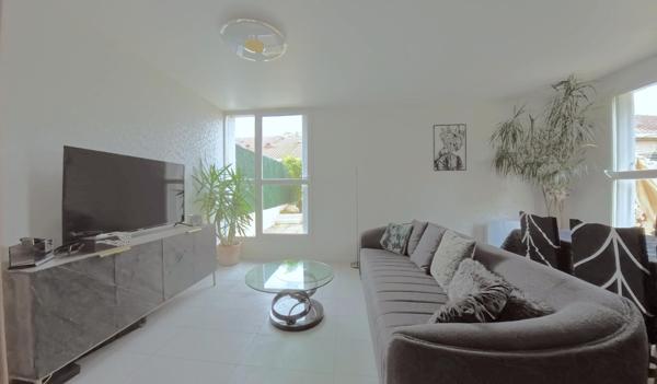 Maison/Appartement triplex 5 Pièces – 97 m² (83,45 m² Carrez) - 3 chambres + 1 ch de 19 m² dans les combles aménagées ( 6 m² carrez) - Séjour 20 m² - Cuisine semi-ouverte 9 m² - Terrasse 50 m² - Balcon 3 m² - 1 box fermé - 1 parking boxable - 1 cave